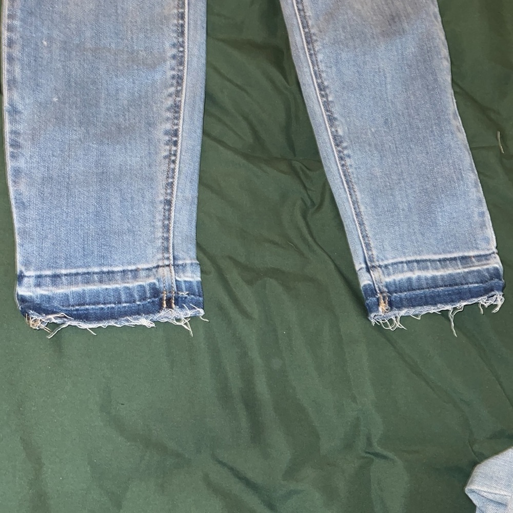 Size 9 non-distressed raw hem light wash jeans - Picture 2 of 5